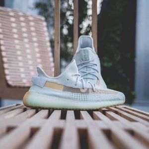 Yeezy Boost 350 v2 HYPERSPACE